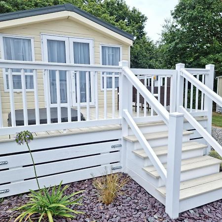 Rosefinch Sleeps 2 Persons-Private Hot Tub-Tranquil Holiday Away From It All Yet Not Far From St Austell- The Holiday Home Has One Bedroom, Living And Dining Area, Equipped Kitchen-Decking-Outdoor Furniture-Fishing Lakes-Non Pet Unit Exteriör bild