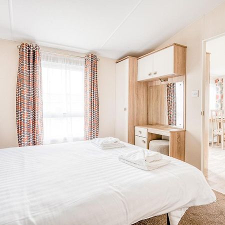 Rosefinch Sleeps 2 Persons-Private Hot Tub-Tranquil Holiday Away From It All Yet Not Far From St Austell- The Holiday Home Has One Bedroom, Living And Dining Area, Equipped Kitchen-Decking-Outdoor Furniture-Fishing Lakes-Non Pet Unit Exteriör bild