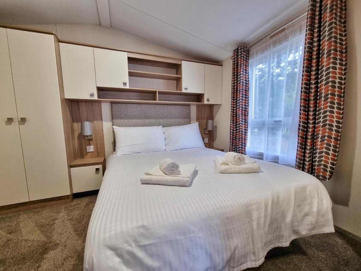 Rosefinch Sleeps 2 Persons-Private Hot Tub-Tranquil Holiday Away From It All Yet Not Far From St Austell- The Holiday Home Has One Bedroom, Living And Dining Area, Equipped Kitchen-Decking-Outdoor Furniture-Fishing Lakes-Non Pet Unit Exteriör bild