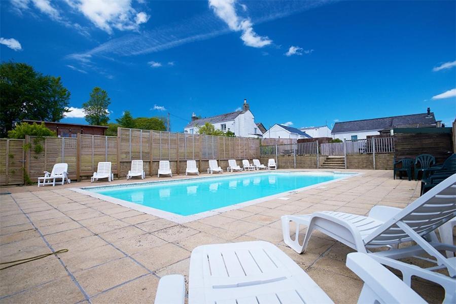 Rosefinch Sleeps 2 Persons-Private Hot Tub-Tranquil Holiday Away From It All Yet Not Far From St Austell- The Holiday Home Has One Bedroom, Living And Dining Area, Equipped Kitchen-Decking-Outdoor Furniture-Fishing Lakes-Non Pet Unit Exteriör bild