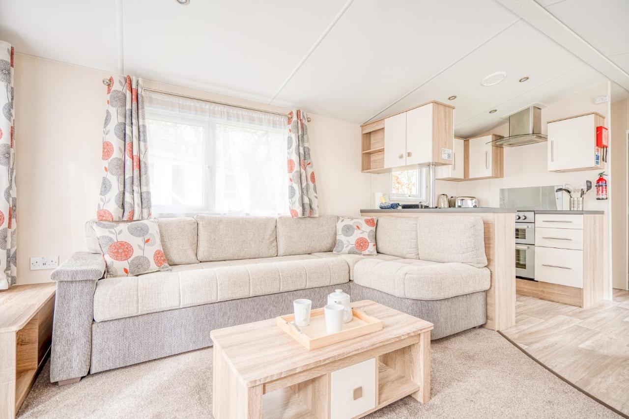 Rosefinch Sleeps 2 Persons-Private Hot Tub-Tranquil Holiday Away From It All Yet Not Far From St Austell- The Holiday Home Has One Bedroom, Living And Dining Area, Equipped Kitchen-Decking-Outdoor Furniture-Fishing Lakes-Non Pet Unit Exteriör bild